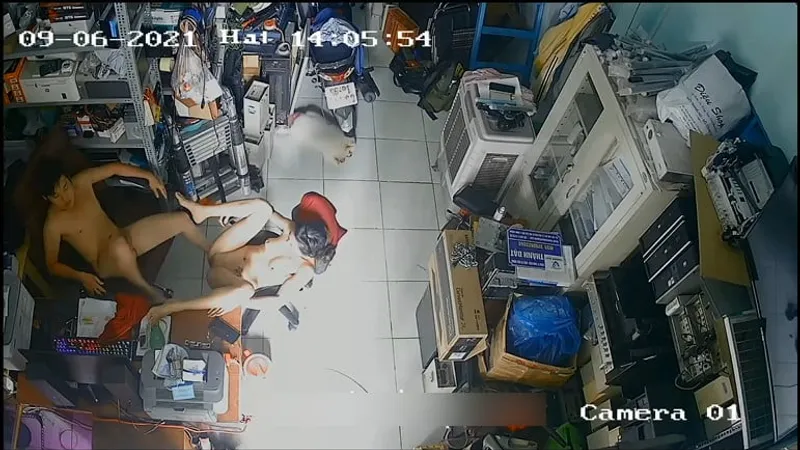 Cô vợ ông chồng địt nhau trong của cục thịt máy tính